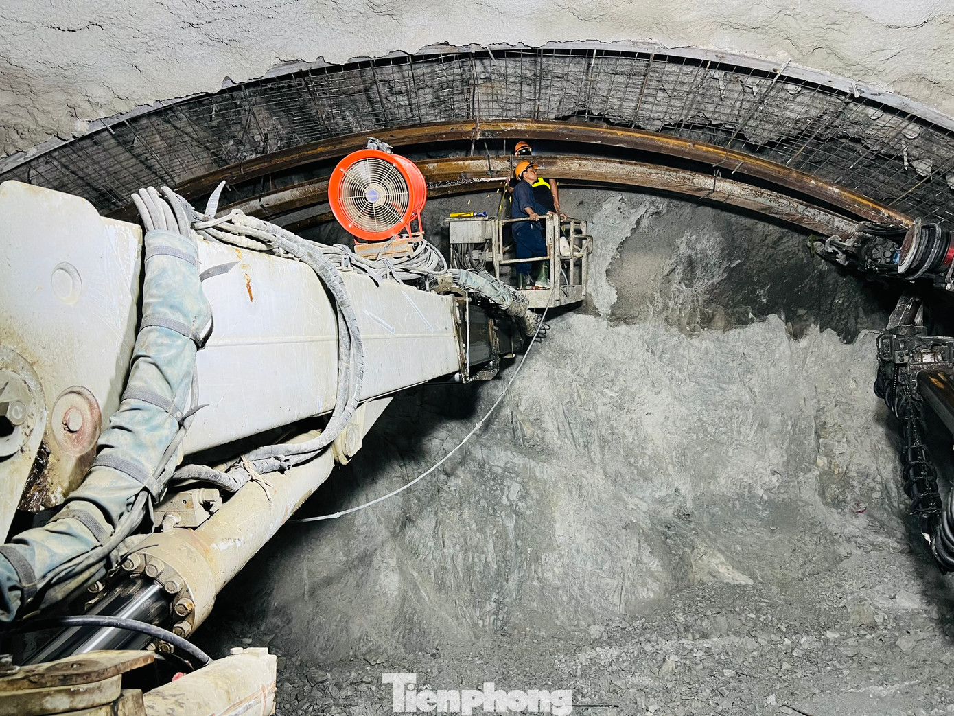 Riêng hầm số 3 (dài 3.200m) là hầm xuyên núi dài nhất trên hệ thống cao tốc Bắc - Nam phía Đông. Đến nay đã đào đồng thời hai ống hầm cả nhánh trái và nhánh phải với tổng chiều dài khoảng 3.000/6.400m.