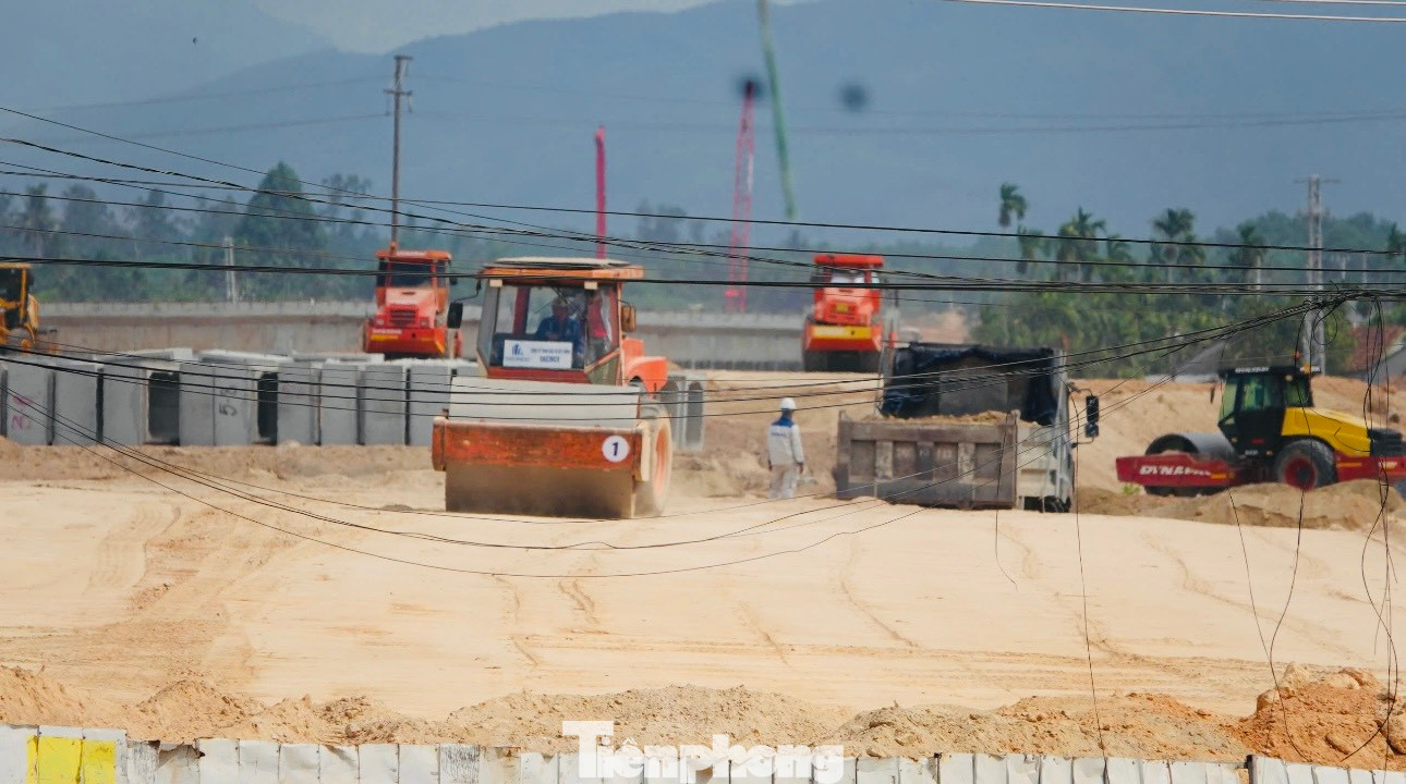 Hiện, cả 3 gói thầu (XL1, XL2, XL3) thuộc tuyến cao tốc Quảng Ngãi - Hoài Nhơn đều tổ chức thi công 3 ca. Còn các hạng mục hầm xuyên qua núi, nhà thầu thi công liên tục 24/24, các kỹ sư, công nhân thay ca nhau làm việc liên tục không ngừng nghỉ.