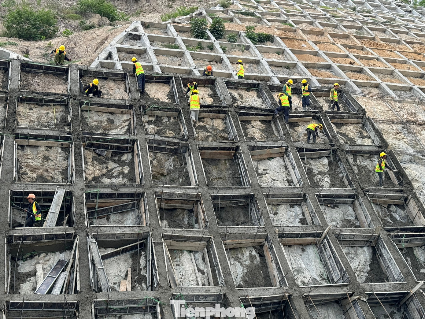 Công nhân phải đu bám vào vách núi để thi công ta luy.