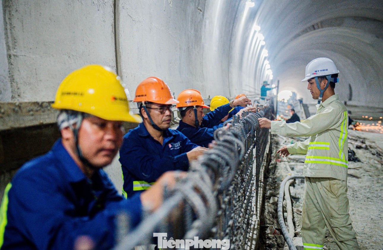 Dù nhiều người lao động được nghỉ trong dịp lễ 2/9, nhưng những công nhân này vẫn khẩn trương làm việc.