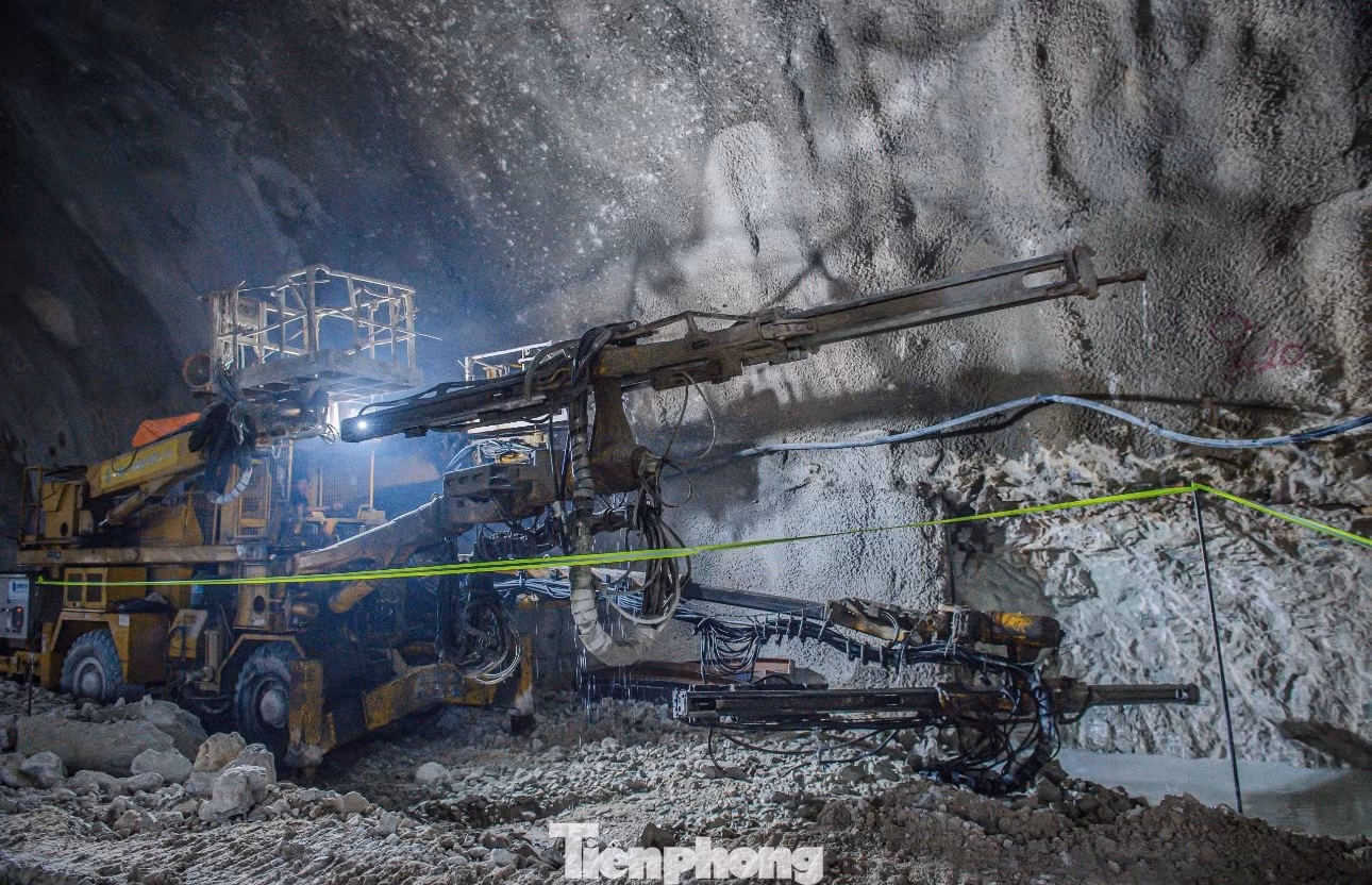 Riêng hầm số 3 (dài 3.200m) là hầm xuyên núi dài nhất trên hệ thống cao tốc Bắc - Nam phía Đông. Đến nay đã đào đồng thời hai ống hầm cả nhánh trái và nhánh phải với tổng chiều dài khoảng 3.000/6.400m.