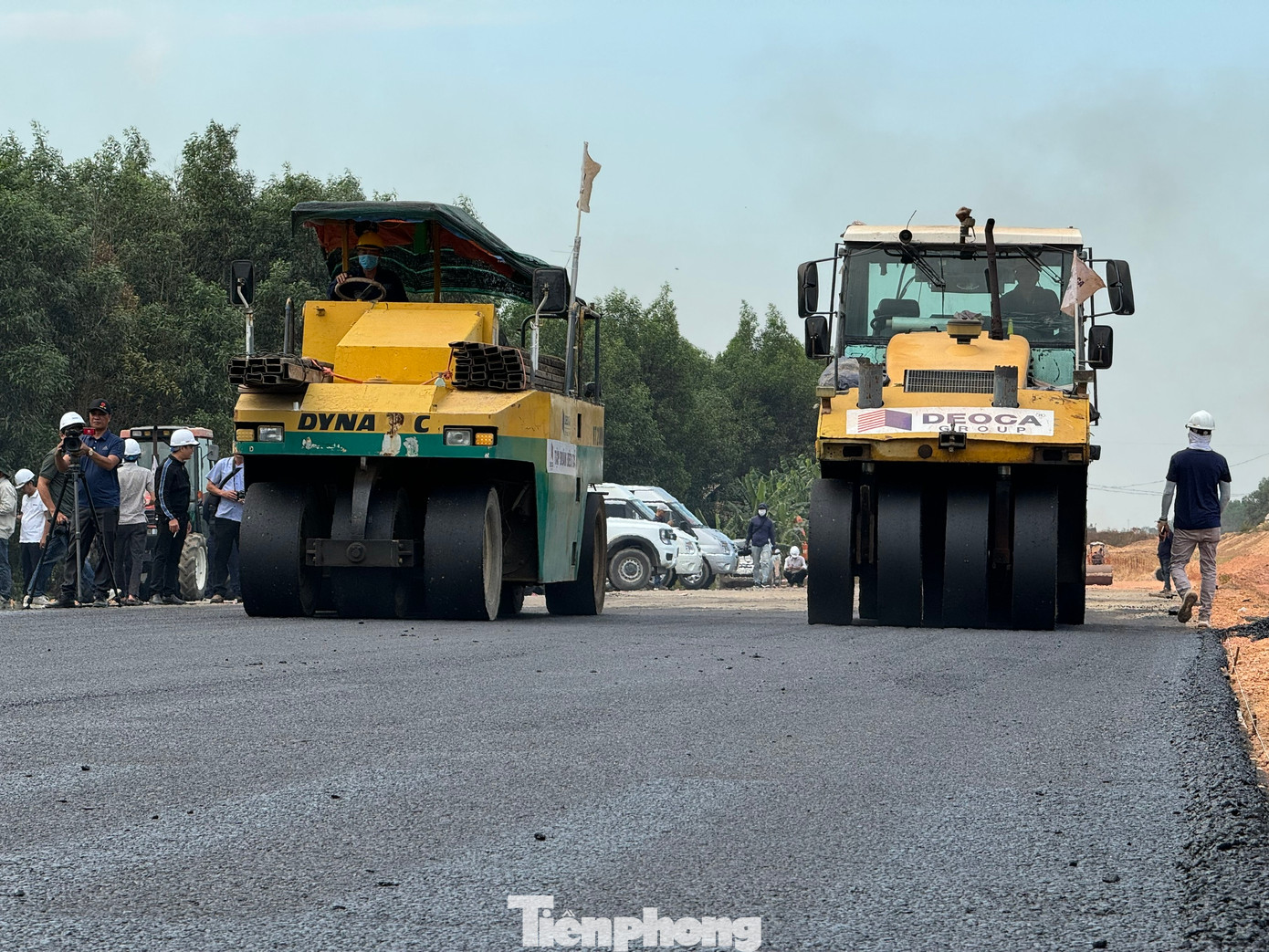 Các nhà thầu đang đẩy nhanh tiến độ thi công nhằm đưa dự án "về đích" sớm hơn kế hoạch đề ra. Các nhà thầu đang đẩy nhanh tiến độ thi công nhằm đưa dự án "về đích" sớm hơn kế hoạch đề ra.