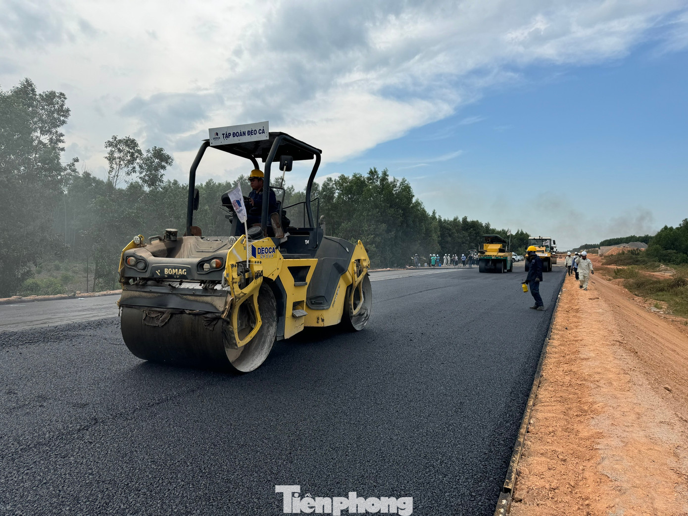 Tại gói thầu XL1 (xã Hành Thuận, huyện Nghĩa Hành, tỉnh Quảng Ngãi), những km đầu tiên của cao tốc đang được thảm nhựa. Các kỹ sư, công nhân đều làm việc xuyên lễ, dự kiến đến cuối tháng 9 sẽ có 3-5 km đường được trải thảm nhựa.