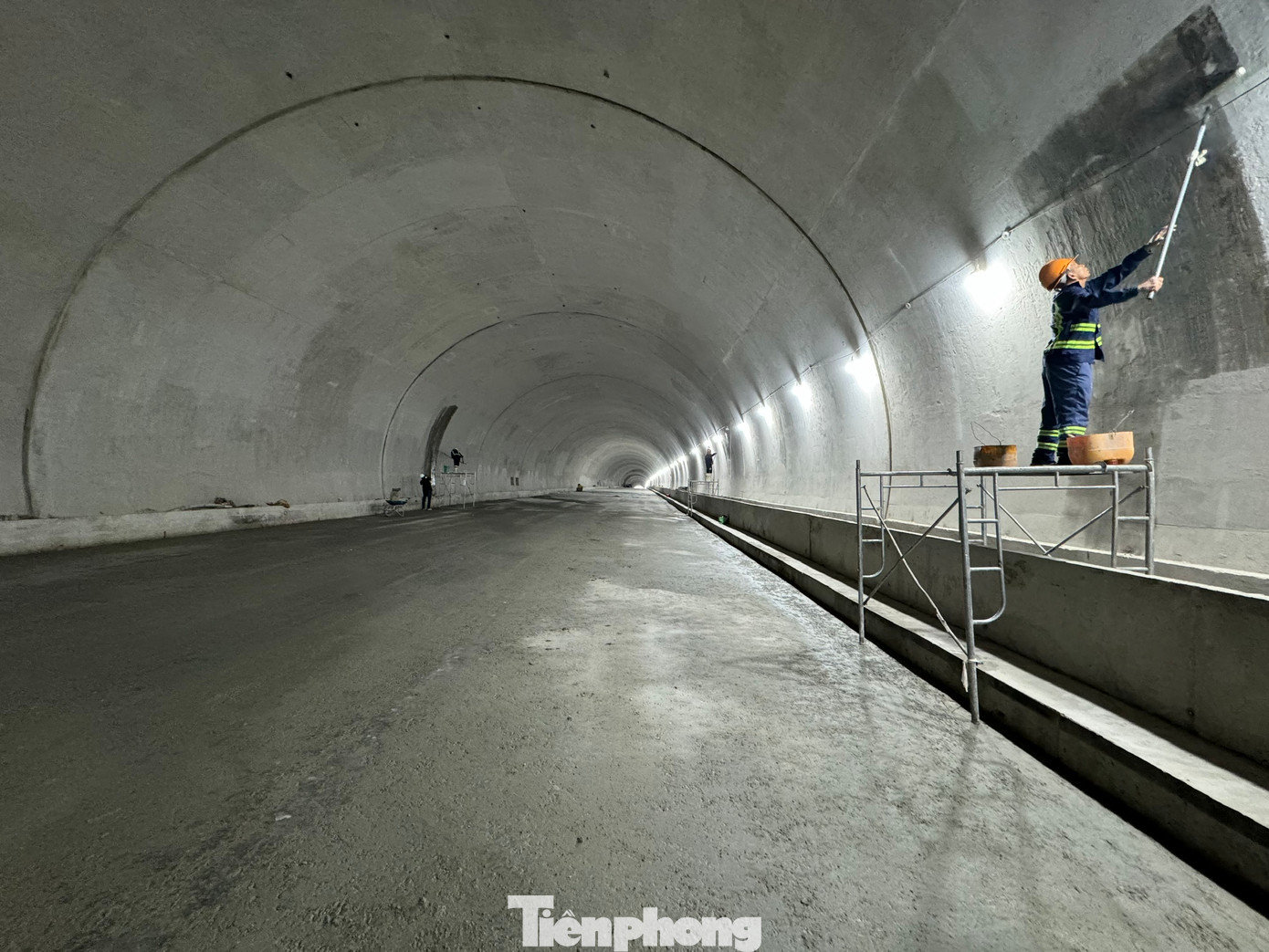 Hầm số 1 và 2 đã được đào thông và đã cơ bản hoàn thiện phần xây dựng bê tông vỏ hầm, móng đường… đủ điều kiện để thi công các hạng mục hoàn thiện như mặt đường và thiết bị cơ điện.