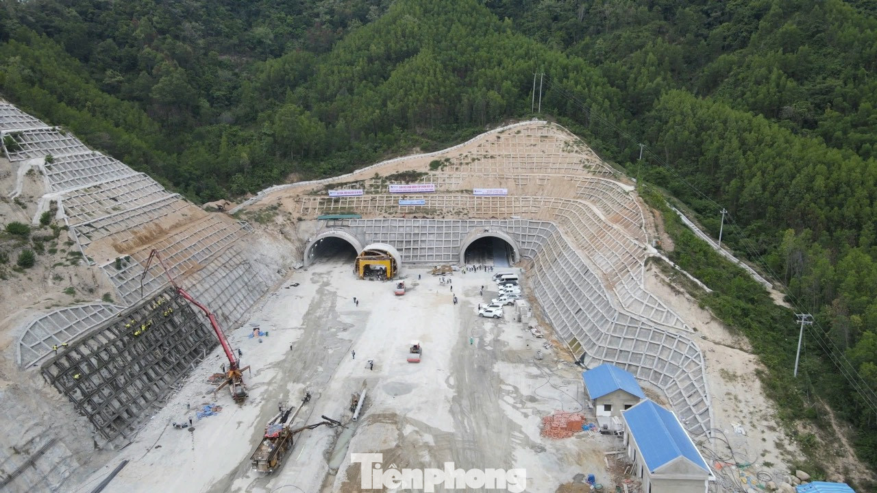 Công nhân phải đu bám vào vách núi để thi công ta luy.