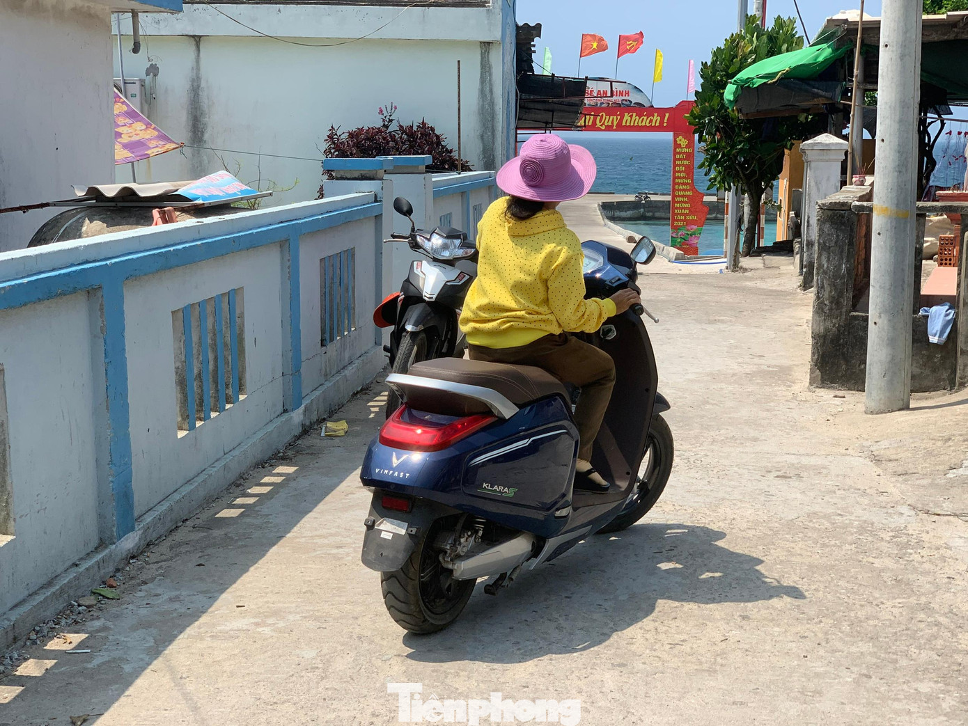 Hơn một năm qua, mỗi lần tham gia giao thông hàng chục hộ dân được tài trợ xe luôn phải thấp thỏm, lo lắng bởi xe không có đủ giấy tờ và biển số. Ảnh: Nguyễn Ngọc