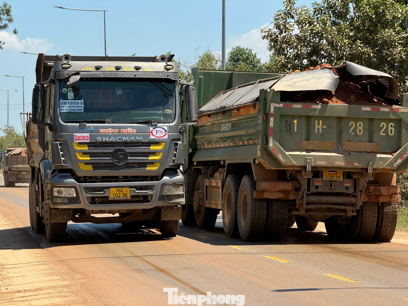 Các xe tranh nhau vượt ẩu, nguy cơ tiềm ẩn TNGT rất cao.