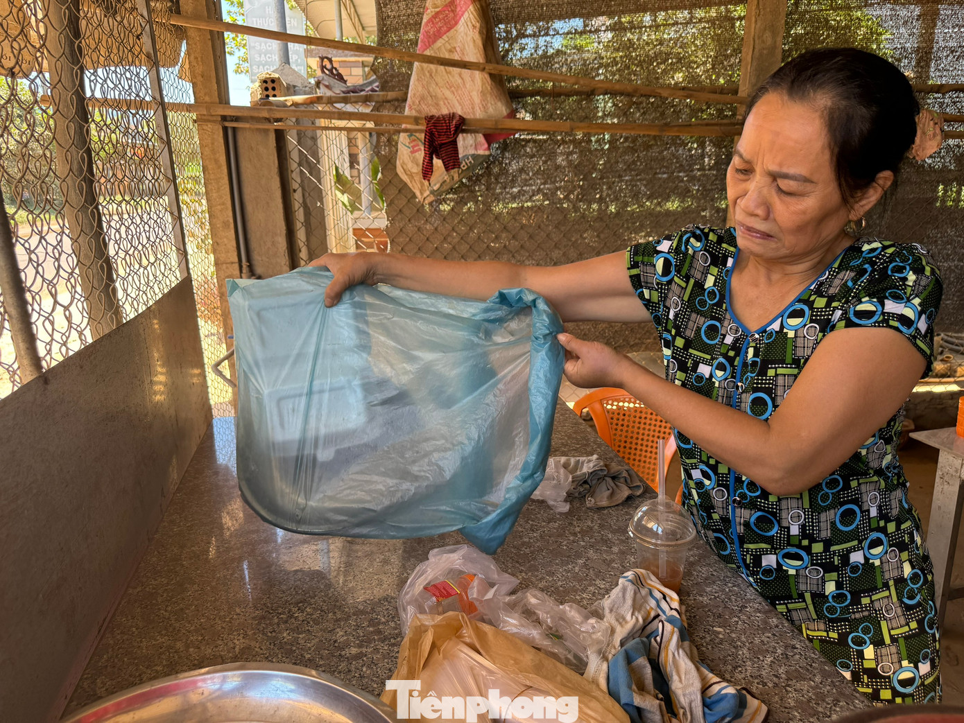 Cuộc sống của người dân dọc tỉnh lộ 624 bị đảo lộn vì khói bụi.