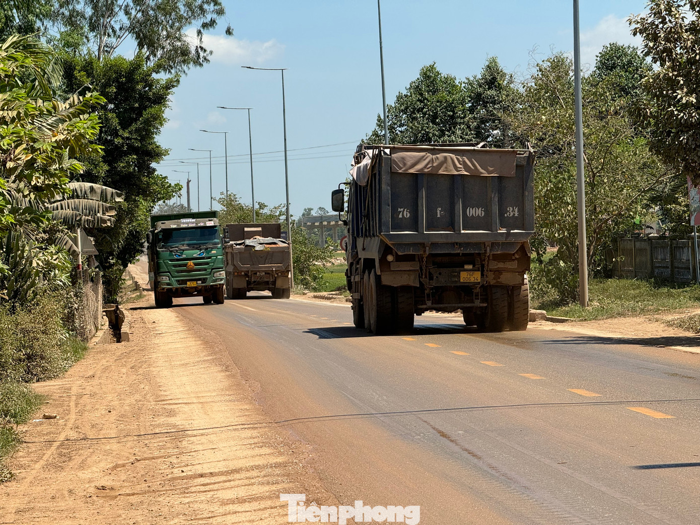 Các xe tranh nhau vượt ẩu, nguy cơ tiềm ẩn TNGT rất cao.