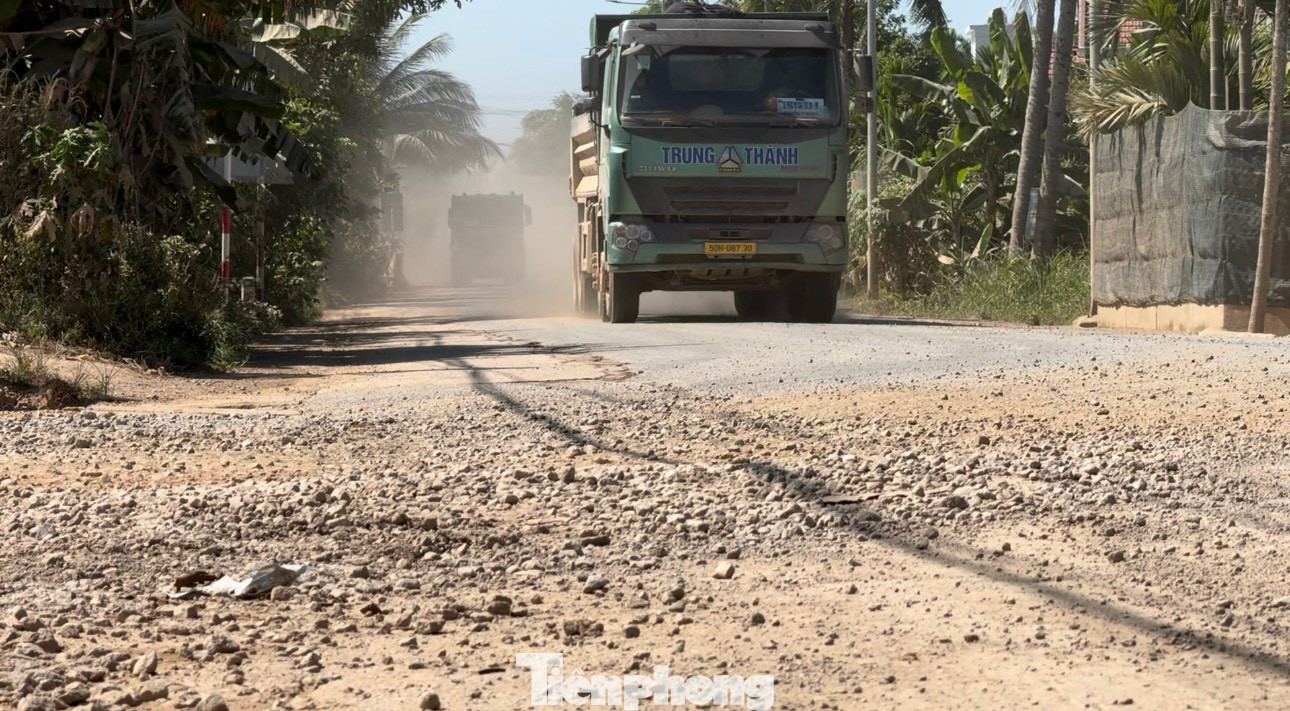 Các xe chạy với tần suất dày đặc, khiến bụi bay mù mịt.