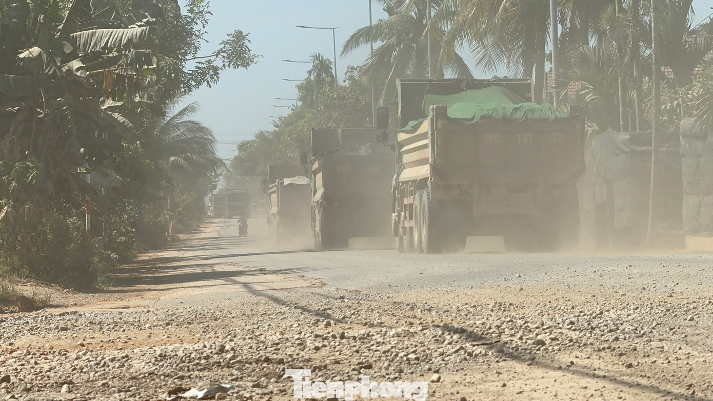 Các xe chạy với tần suất dày đặc, khiến bụi bay mù mịt.