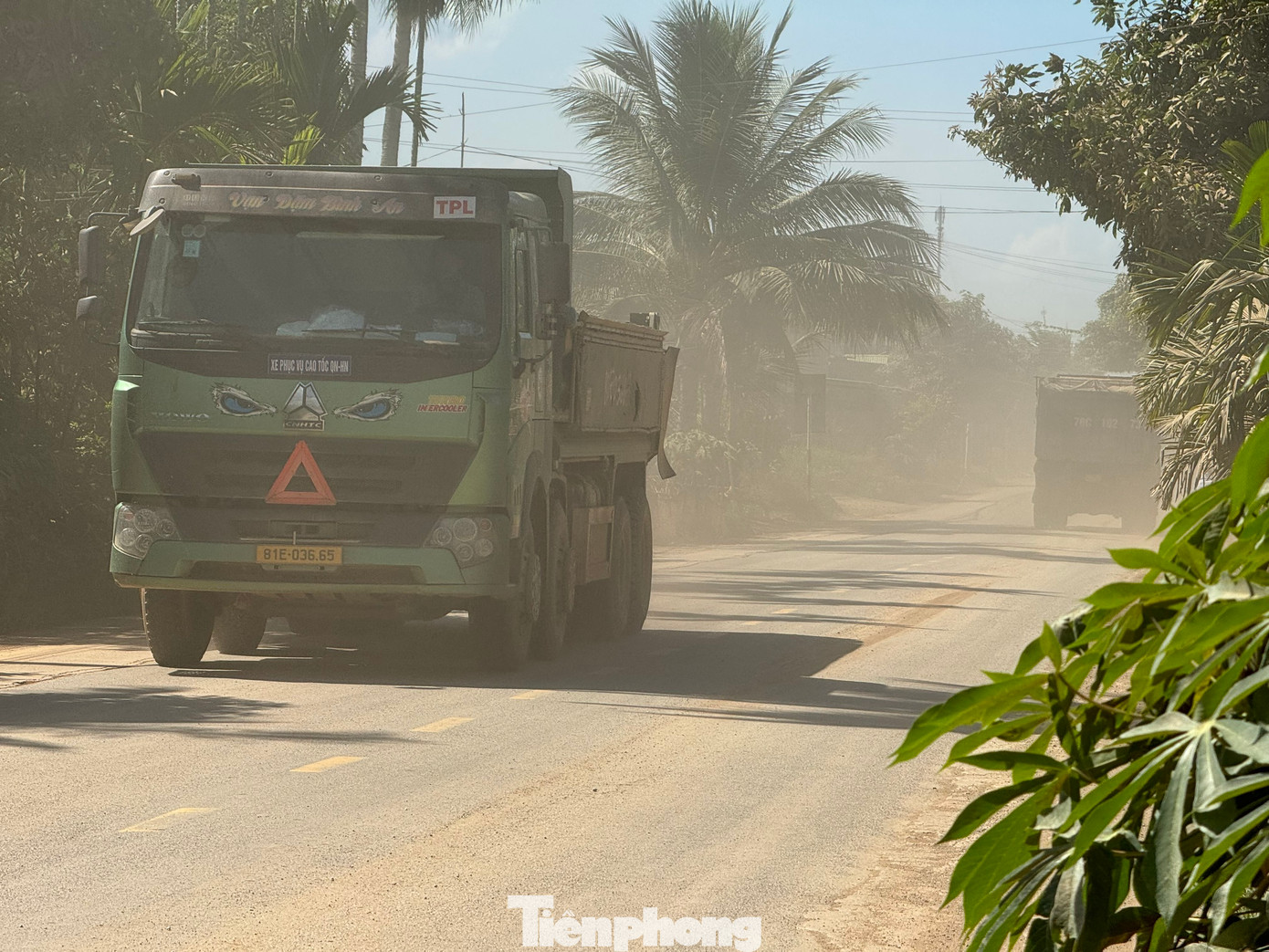 Các xe tranh nhau vượt ẩu, nguy cơ tiềm ẩn TNGT rất cao.