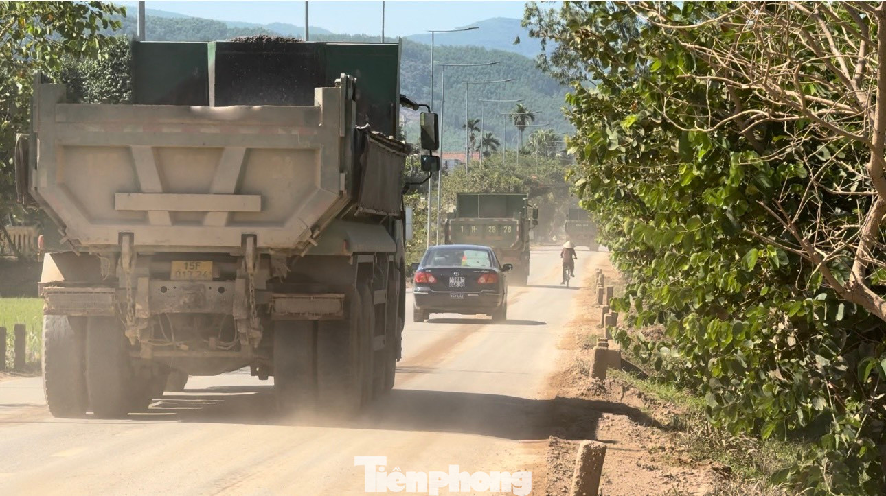 Các xe tranh nhau vượt ẩu, nguy cơ tiềm ẩn TNGT rất cao.
