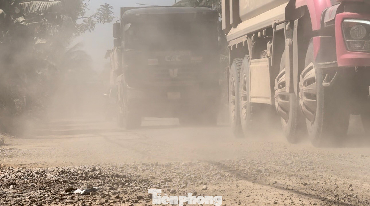 Các xe chạy với tần suất dày đặc, khiến bụi bay mù mịt.