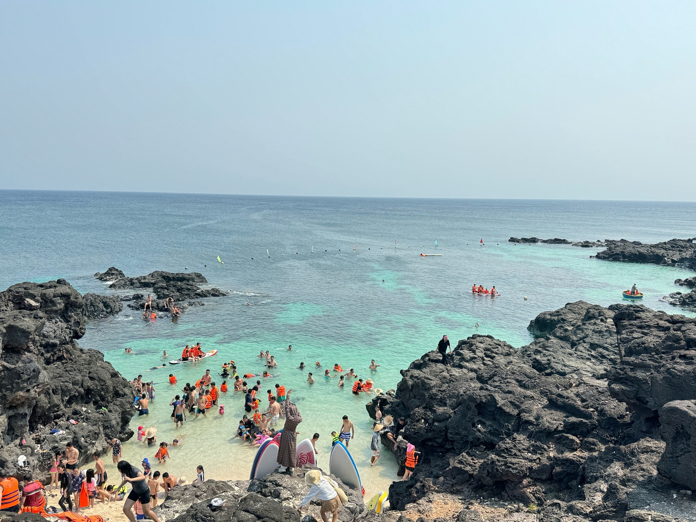 Du khách tắm biển, trải nghiệm các dịch vụ du lịch ở đảo Bé.