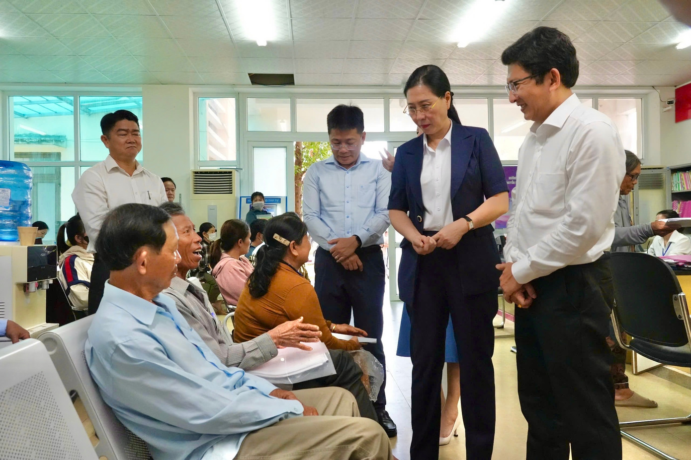 BÍ thư Tỉnh ủy Quảng Ngãi Bùi Thị Quỳnh Vân kiểm tra công tác vận hành thử nghiệm tại Trung tâm phục vụ hành chính công xã Bình Sơn (mới).