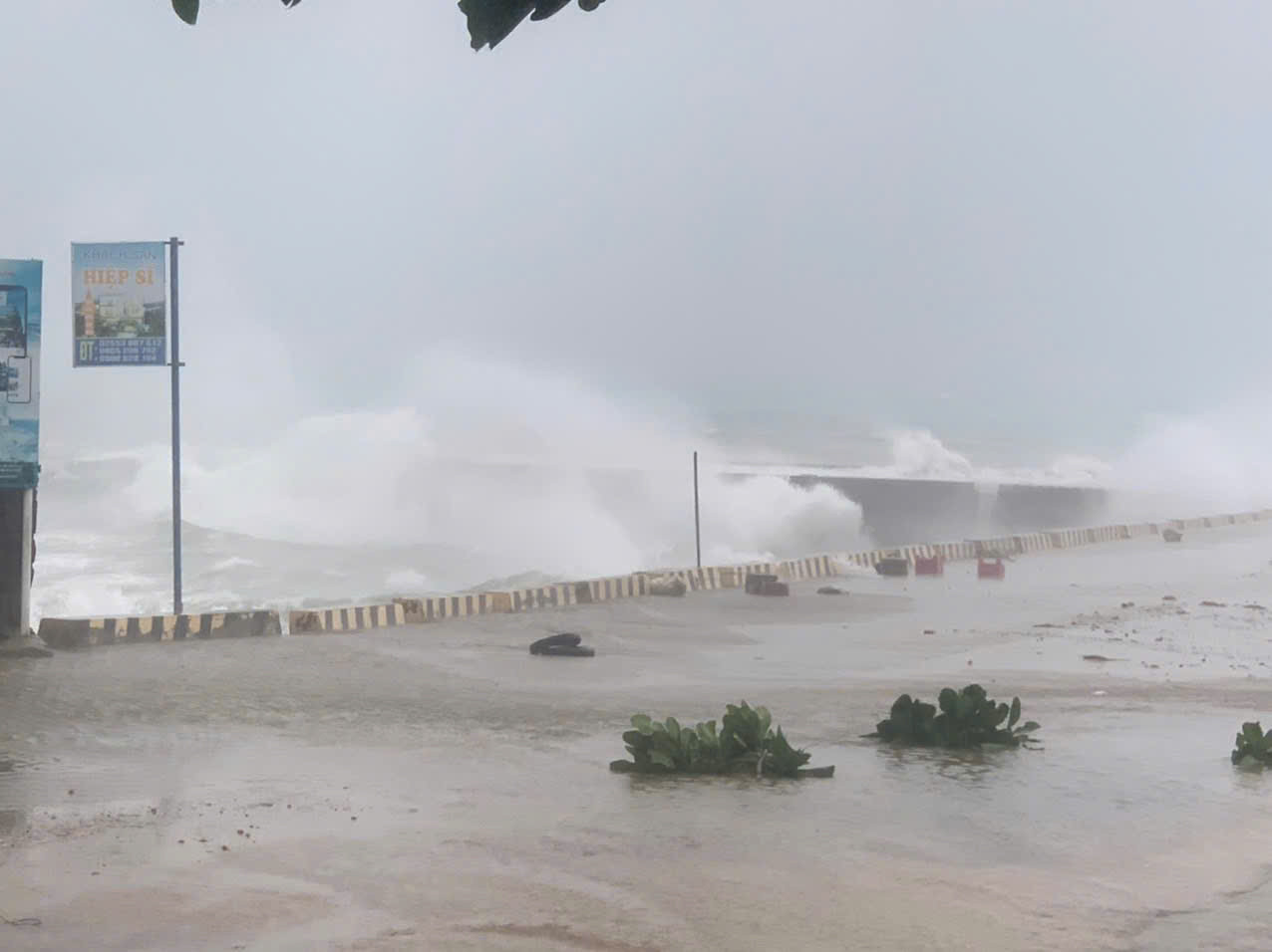Trên vùng biển đảo Lý Sơn (tỉnh Quảng Ngãi), biển động mạnh, sóng lớn.