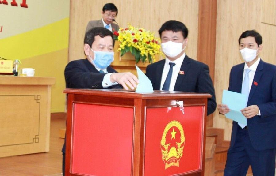 Các đại biểu HĐND bỏ phiếu bầu.