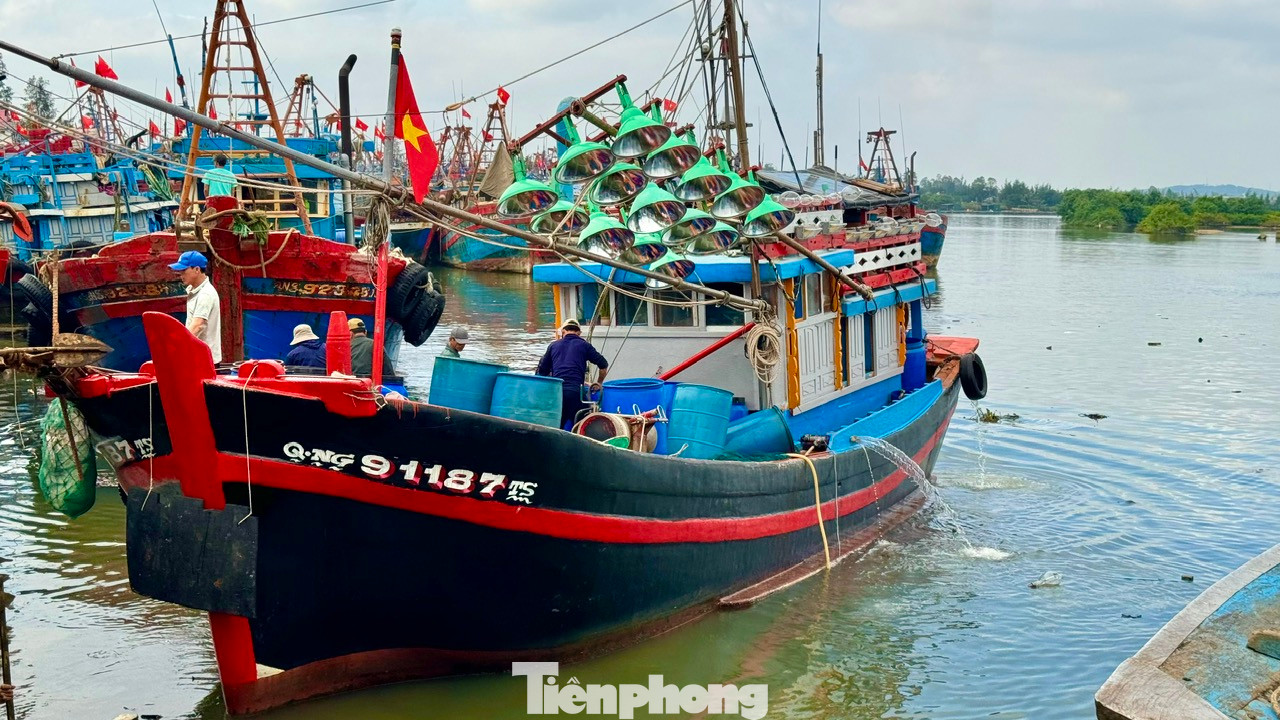 Những cuối năm, tại cảng cá Tịnh Kỳ (xã Tịnh Kỳ, TP. Quảng Ngãi, tỉnh Quảng Ngãi), không khí nhộn nhịp bởi các tàu liên tục cập bến, chở theo niềm vui của ngư dân về một cái Tết ấm cúng. Ảnh: Nguyễn Ngọc