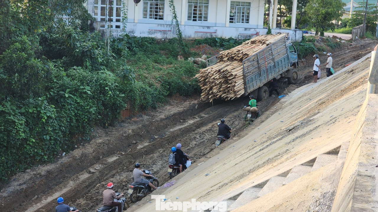 Đường tạm cầu tràn Sơn Giang - Sơn Linh nổi sình lầy nghiêm trọng. Đường tạm cầu tràn Sơn Giang - Sơn Linh nổi sình lầy nghiêm trọng.