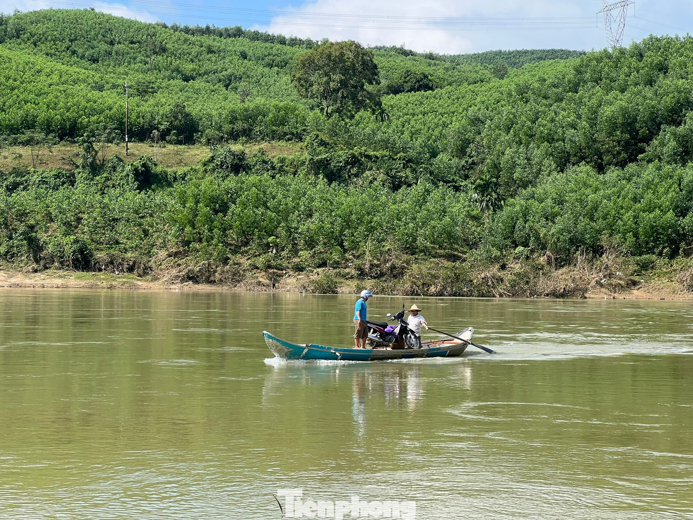 Vào mùa mưa lớn nước sông dâng cao, cầu tràn Sơn Giang – Sơn Linh bị chia cắt người dân buộc phải đi đò máy rất nguy hiểm. Ảnh: (chụp ngày 6/12/2023) Vào mùa mưa lớn nước sông dâng cao, cầu tràn Sơn Giang – Sơn Linh bị chia cắt người dân buộc phải đi đò máy rất nguy hiểm. Ảnh: (chụp ngày 6/12/2023)