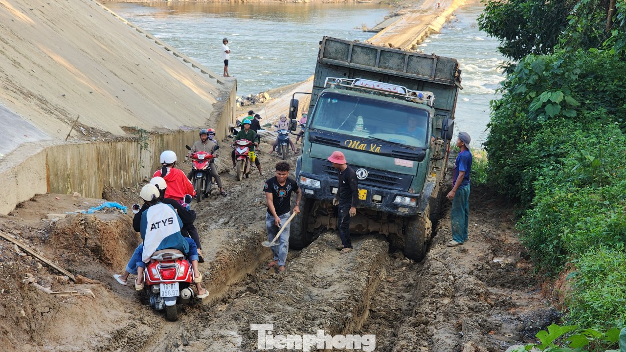 Xe tải bị mắc kẹt do sình lầy. Xe tải bị mắc kẹt do sình lầy.