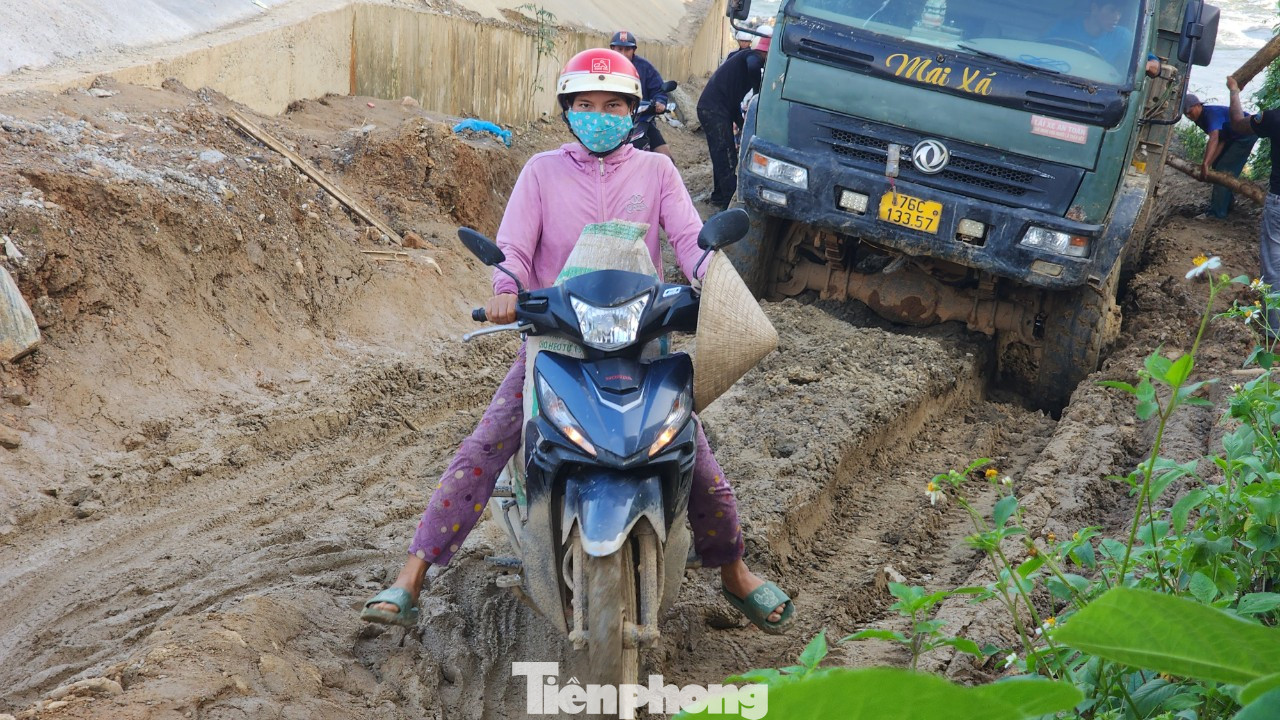 Mặt đường tạm sình lầy khiến việc đi lại của người dân gặp rất nhiều khó khăn. Mặt đường tạm sình lầy khiến việc đi lại của người dân gặp rất nhiều khó khăn.