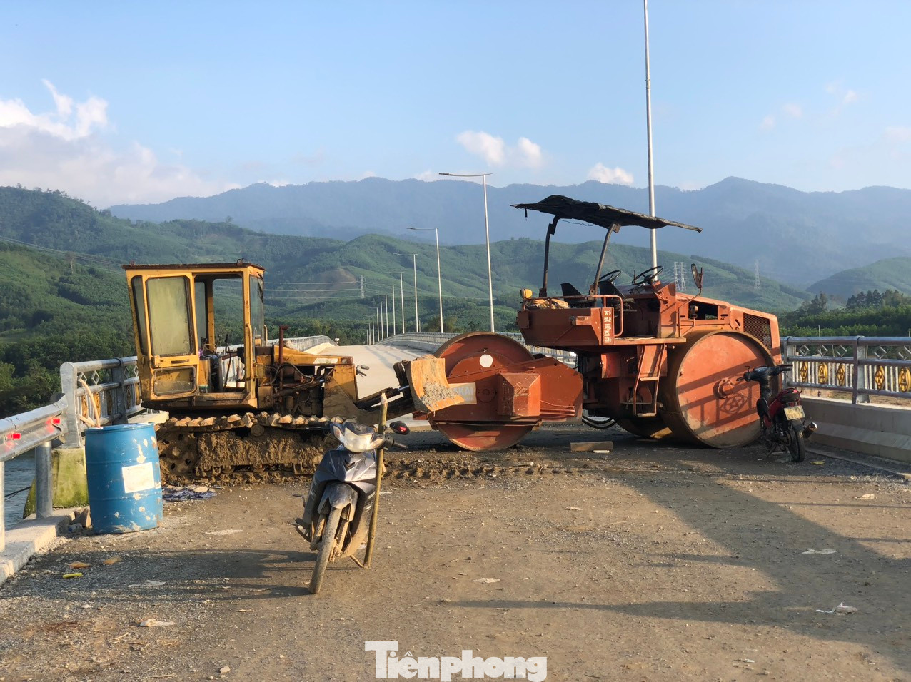 Cầu Sơn Giang - Sơn Linh đã hoàn thành, tuy nhiên đến nay vẫn chưa thể đưa vào sử dụng. Cầu Sơn Giang - Sơn Linh đã hoàn thành, tuy nhiên đến nay vẫn chưa thể đưa vào sử dụng.