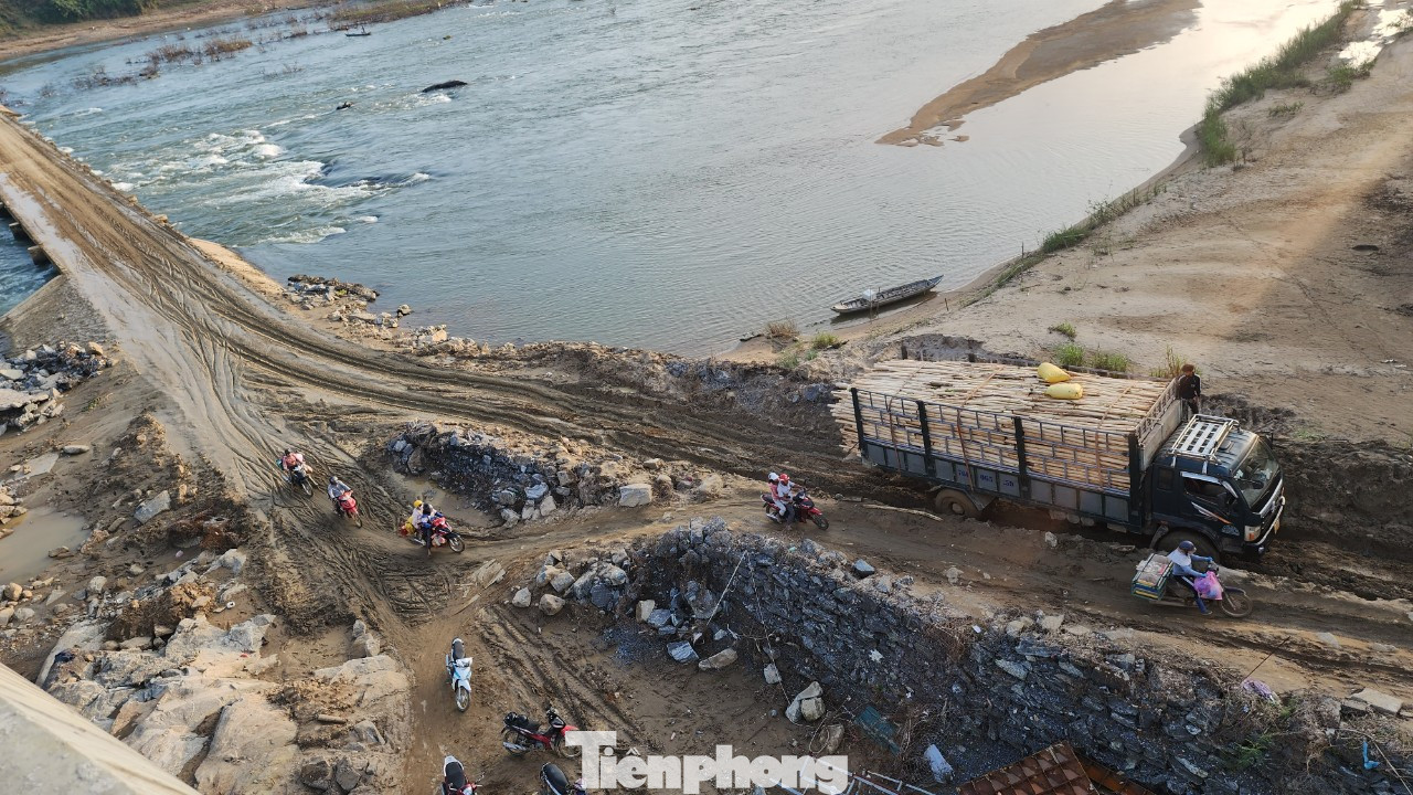 Đường tạm cầu tràn Sơn Giang - Sơn Linh nổi sình lầy nghiêm trọng. Đường tạm cầu tràn Sơn Giang - Sơn Linh nổi sình lầy nghiêm trọng.