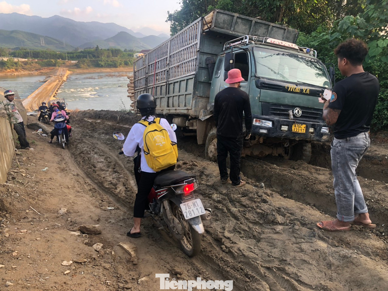 Xe tải bị mắc kẹt do sình lầy. Xe tải bị mắc kẹt do sình lầy.