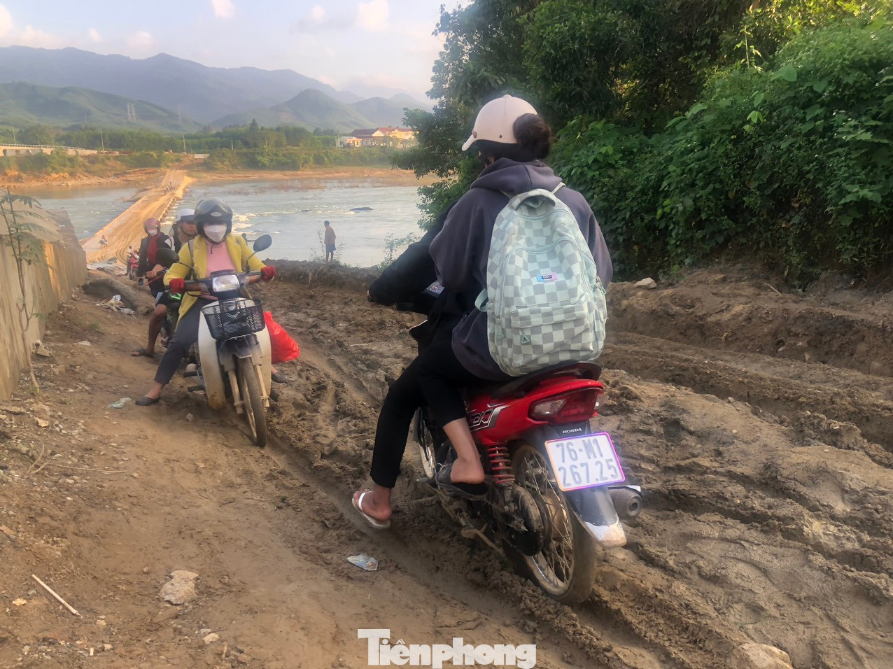 Mặt đường tạm sình lầy khiến việc đi lại của người dân gặp rất nhiều khó khăn. Mặt đường tạm sình lầy khiến việc đi lại của người dân gặp rất nhiều khó khăn.