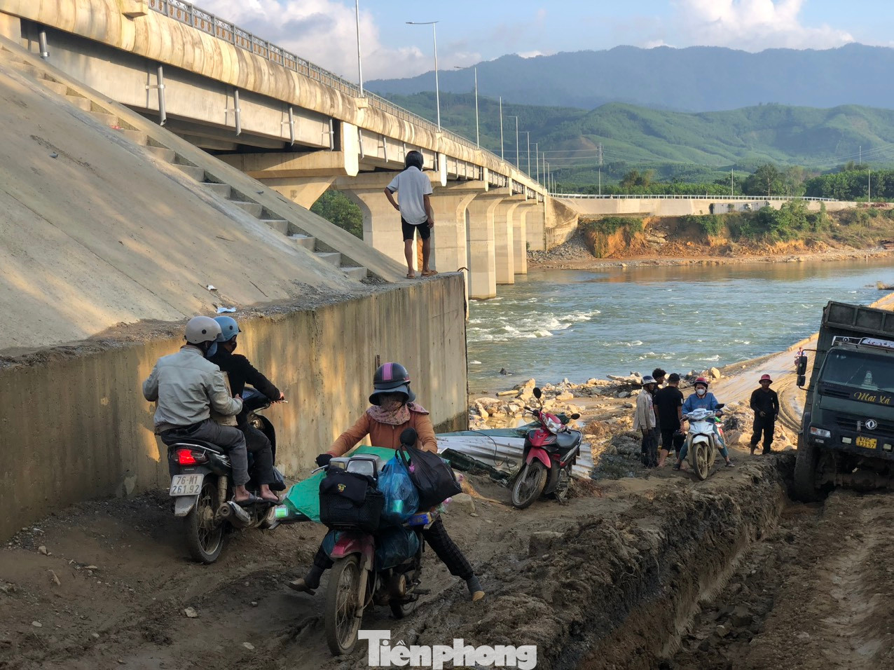 Xe tải bị mắc kẹt do sình lầy. Xe tải bị mắc kẹt do sình lầy.