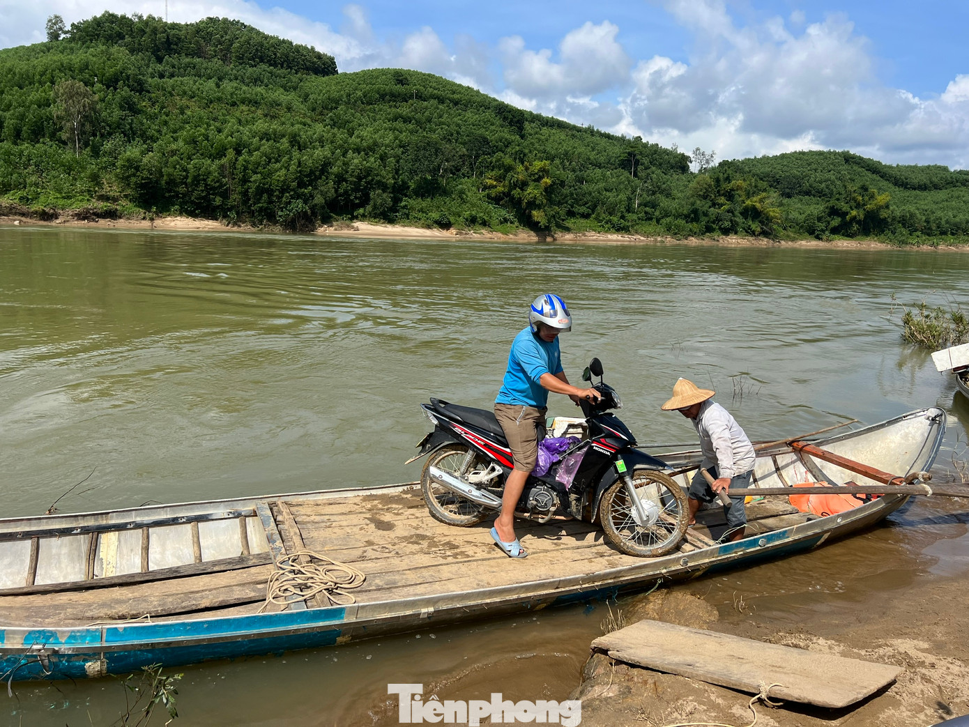 Vào mùa mưa lớn nước sông dâng cao, cầu tràn Sơn Giang – Sơn Linh bị chia cắt người dân buộc phải đi đò máy rất nguy hiểm. Ảnh: (chụp ngày 6/12/2023) Vào mùa mưa lớn nước sông dâng cao, cầu tràn Sơn Giang – Sơn Linh bị chia cắt người dân buộc phải đi đò máy rất nguy hiểm. Ảnh: (chụp ngày 6/12/2023)