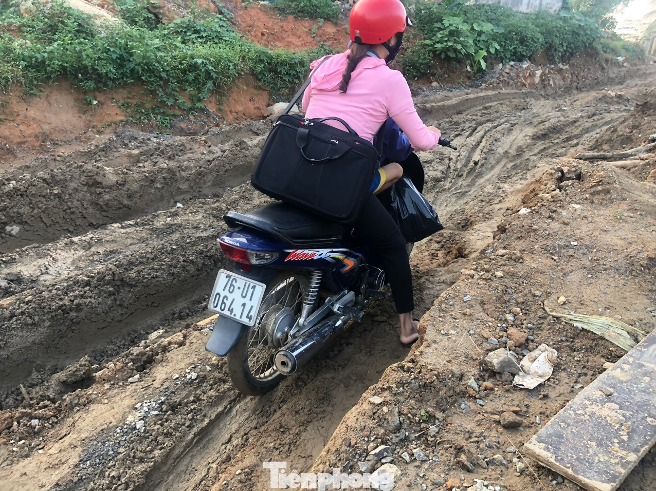 Mặt đường tạm sình lầy khiến việc đi lại của người dân gặp rất nhiều khó khăn. Mặt đường tạm sình lầy khiến việc đi lại của người dân gặp rất nhiều khó khăn.