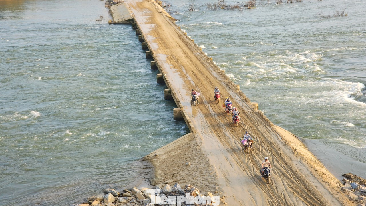 Đường tạm cầu tràn Sơn Giang - Sơn Linh nổi sình lầy nghiêm trọng. Đường tạm cầu tràn Sơn Giang - Sơn Linh nổi sình lầy nghiêm trọng.