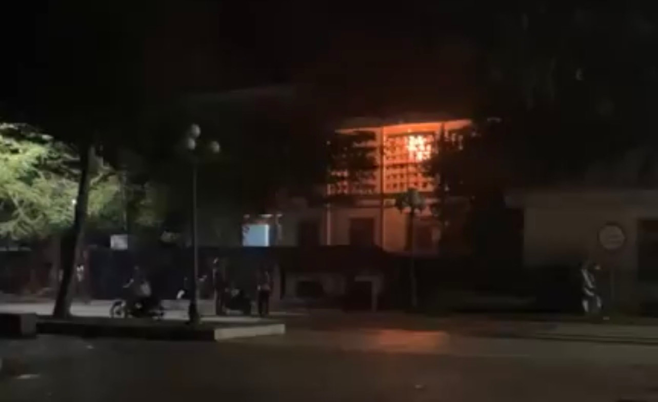 Ngọn lửa bùng cháy trên tầng 2 của trụ sở Phòng GD&amp;ĐT huyện Trà Bồng.