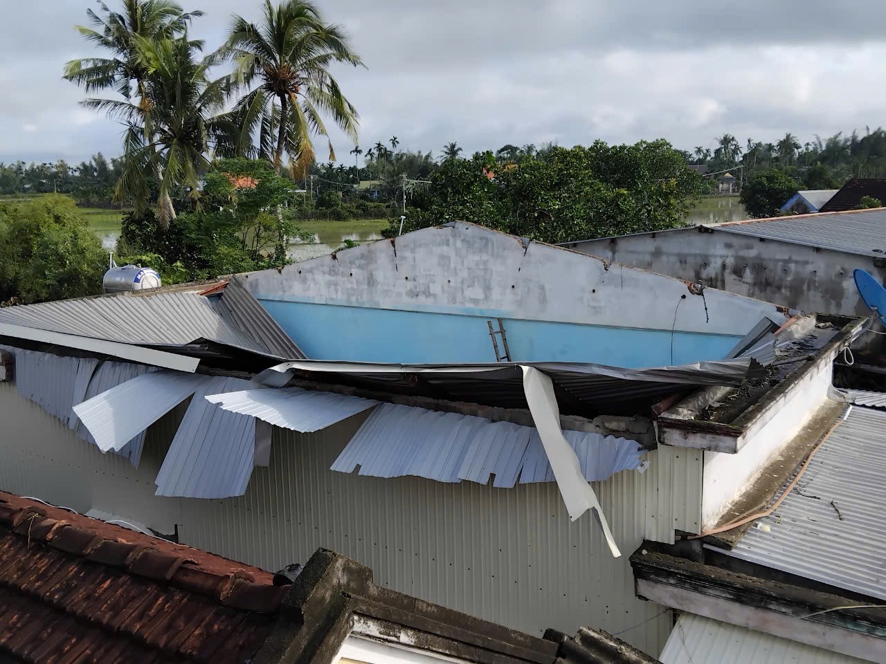 Gió lốc trong đêm khiến 36 nhà dân bị tốc mái, rất may không có thiệt hại về người.