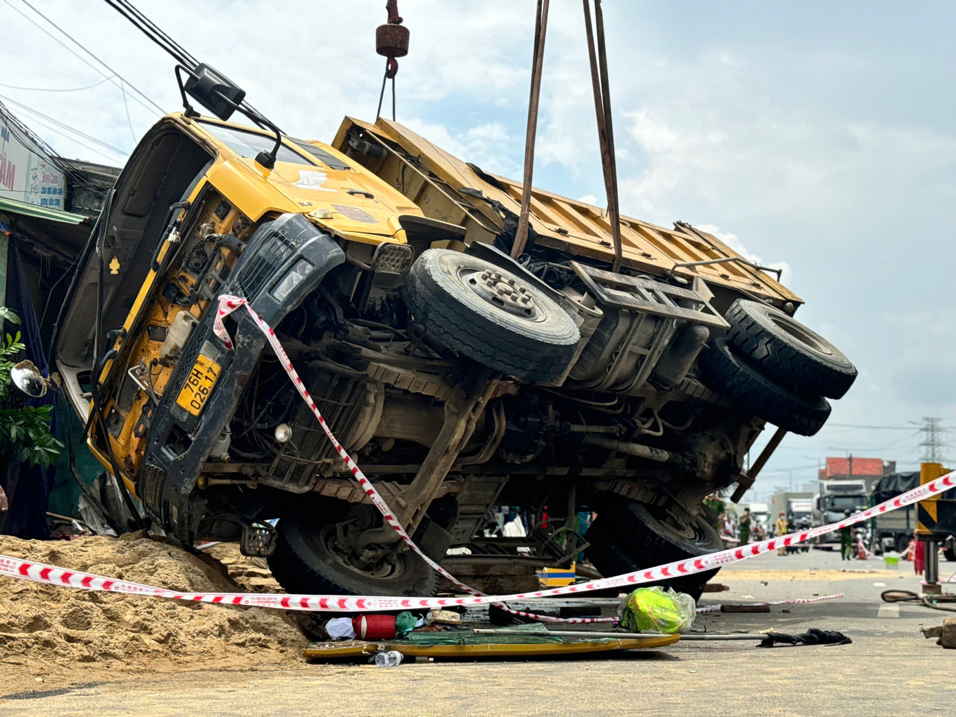 Kể lại thời điểm xảy ra vụ tai nạn, một số người dân cho biết, ngay lúc đó nhiều người chạy ra và bàng hoàng đến mức “không đi nổi”. Ảnh: Nguyễn Ngọc