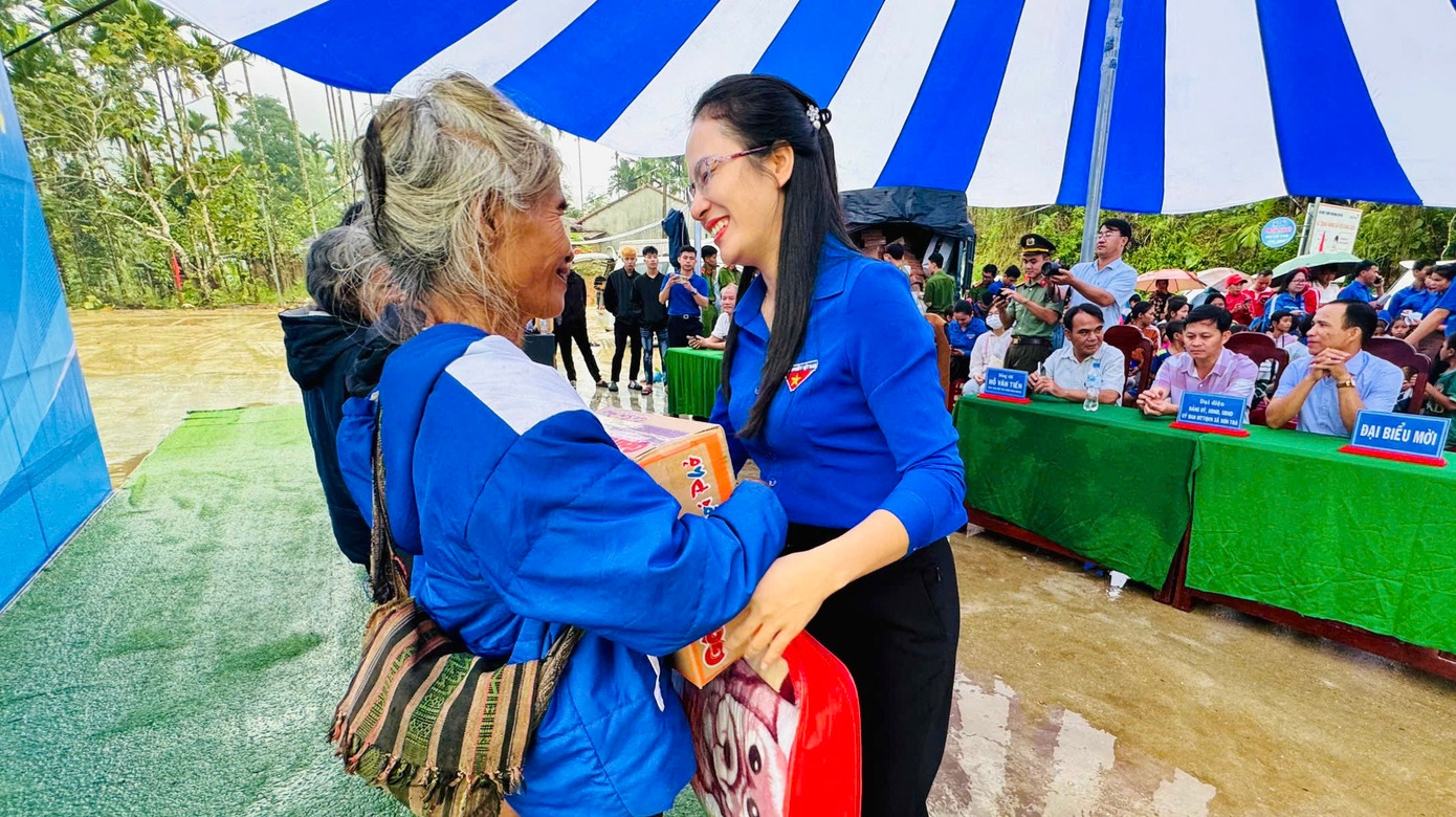 Ban tổ chức tặng 34 suất quà cho 34 hộ gia đình có hoàn cảnh khó khăn ở thôn Trà Bao. Ban tổ chức tặng 34 suất quà cho 34 hộ gia đình có hoàn cảnh khó khăn ở thôn Trà Bao.