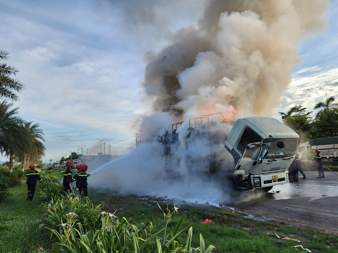 Lực lượng Cảnh sát PCCC&CNCH Công an tỉnh Quảng Ngãi nhanh chóng có mặt tại hiện trường dập lửa. Lực lượng Cảnh sát PCCC&CNCH Công an tỉnh Quảng Ngãi nhanh chóng có mặt tại hiện trường dập lửa.