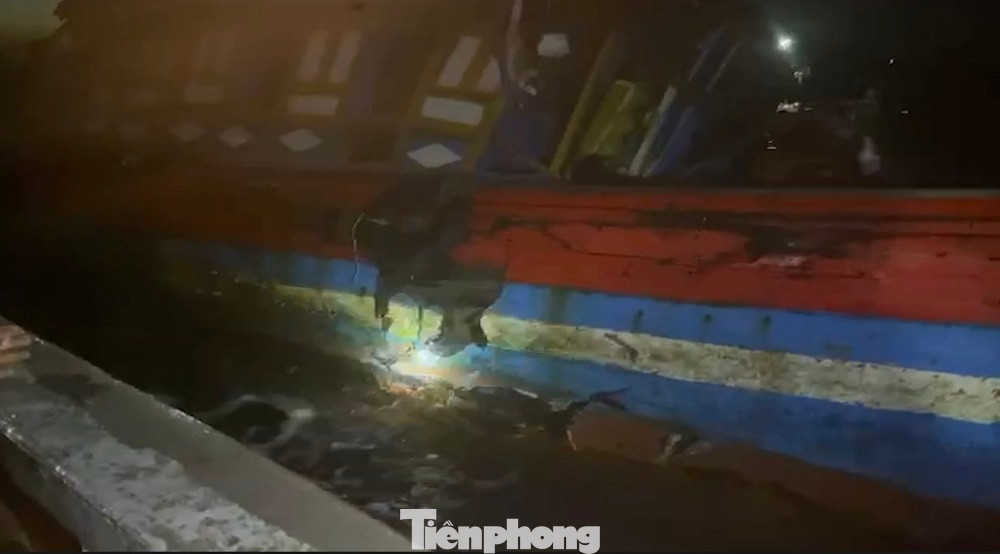 Tàu cá QNg 27837 TS bị tàu hàng đâm chìm giữa đêm.