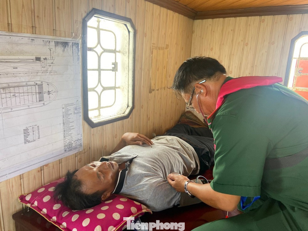 Đồn Biên phòng cửa khẩu cảng Dung Quất thăm khám sức khỏe ngư dân bị nạn.