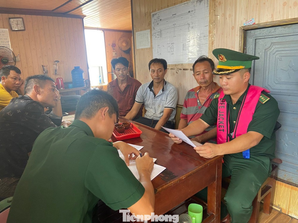 Lực lượng chức năng làm việc với các ngư dân gặp nạn.