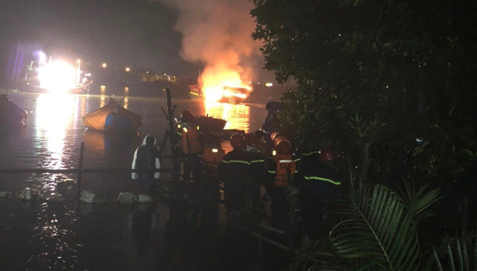 Hỏa hoạn thiêu rụi gần như toàn bộ hai tàu cá. Hỏa hoạn thiêu rụi gần như toàn bộ hai tàu cá.