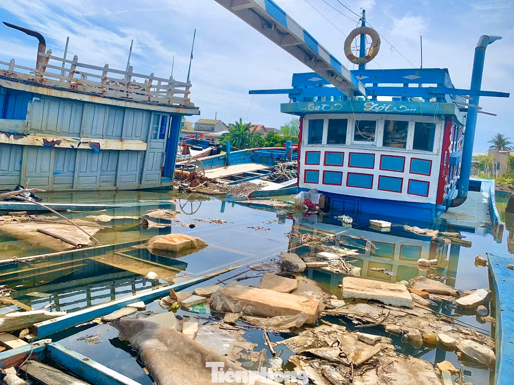 Đa phần số tàu cá bị bỏ, chìm tại cửa sông Phú Này đều là của ngư dân xã Nghĩa Phú và Nghĩa An, TP Quảng Ngãi. Đa phần số tàu cá bị bỏ, chìm tại cửa sông Phú Này đều là của ngư dân xã Nghĩa Phú và Nghĩa An, TP Quảng Ngãi.