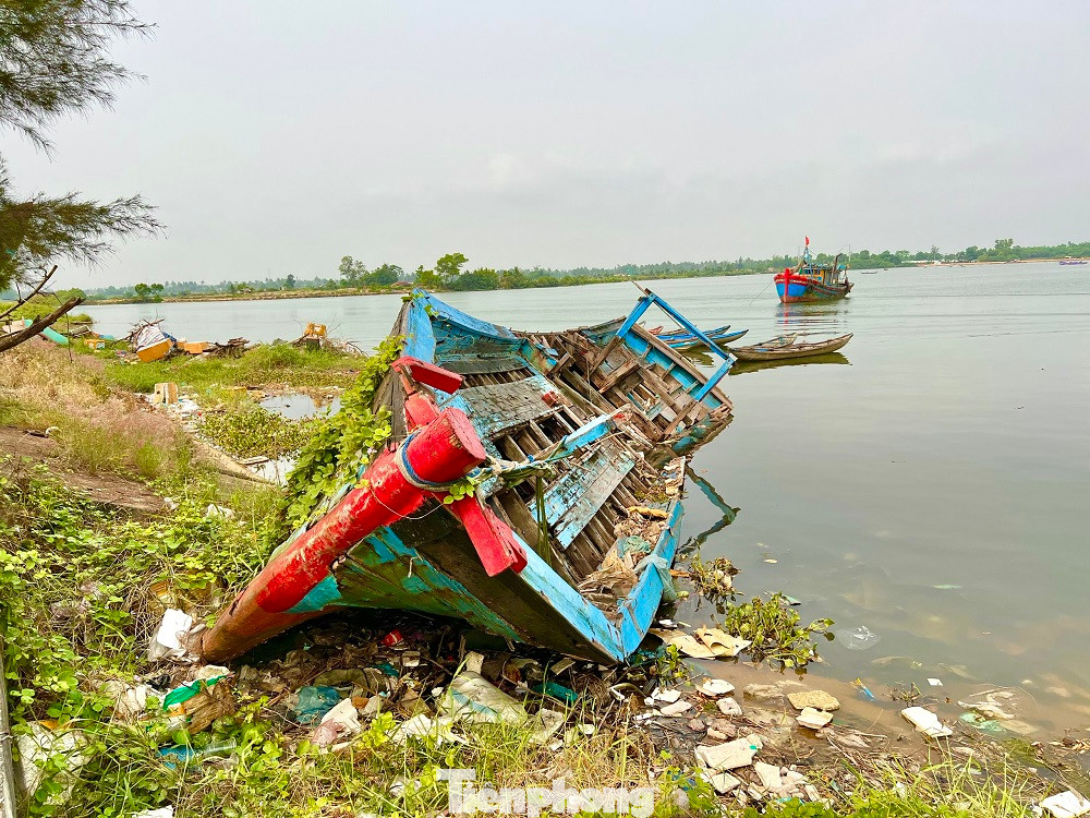 Những con tàu nằm ngổn ngang, mục nát. Những con tàu nằm ngổn ngang, mục nát.