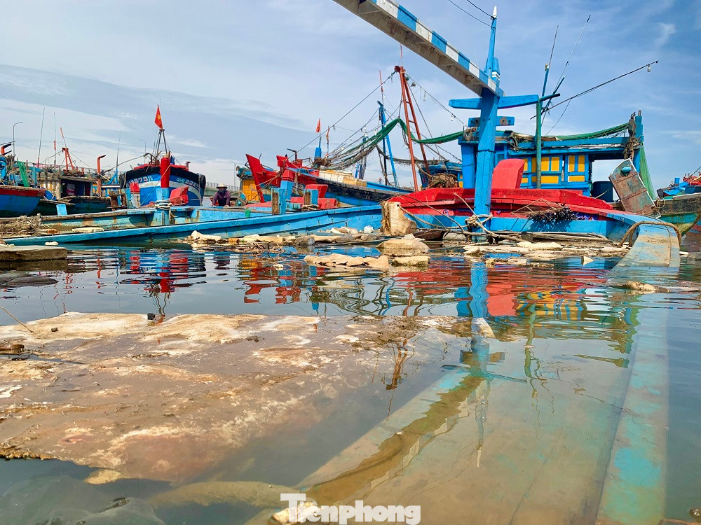 Những con tàu "ẩn mình" dưới mặt nước vô tình trở thành cái “bẫy” đối với những tàu cá khác khi ra vào cửa sông Phú Thọ Những con tàu "ẩn mình" dưới mặt nước vô tình trở thành cái “bẫy” đối với những tàu cá khác khi ra vào cửa sông Phú Thọ