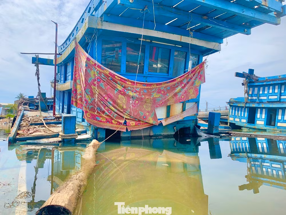 Sau thời gian dài neo đậu, những tàu cá tiền tỷ bắt đầu hư hỏng rồi chìm xuống sông Phú Thọ. Sau thời gian dài neo đậu, những tàu cá tiền tỷ bắt đầu hư hỏng rồi chìm xuống sông Phú Thọ.