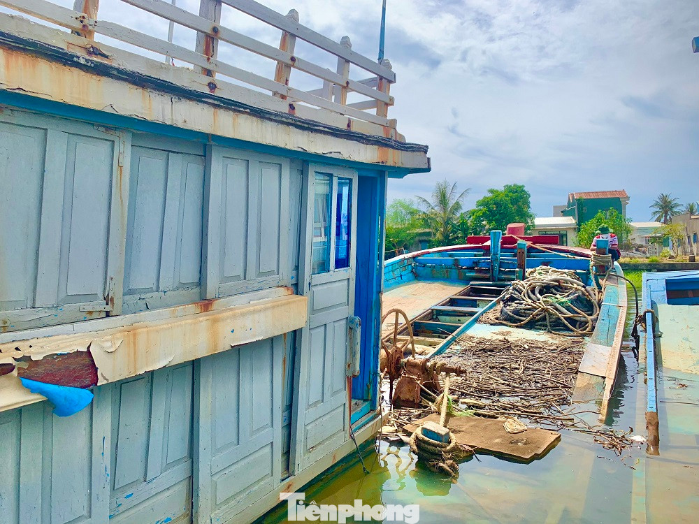 Những con tàu "ẩn mình" dưới mặt nước vô tình trở thành cái “bẫy” đối với những tàu cá khác khi ra vào cửa sông Phú Thọ Những con tàu "ẩn mình" dưới mặt nước vô tình trở thành cái “bẫy” đối với những tàu cá khác khi ra vào cửa sông Phú Thọ