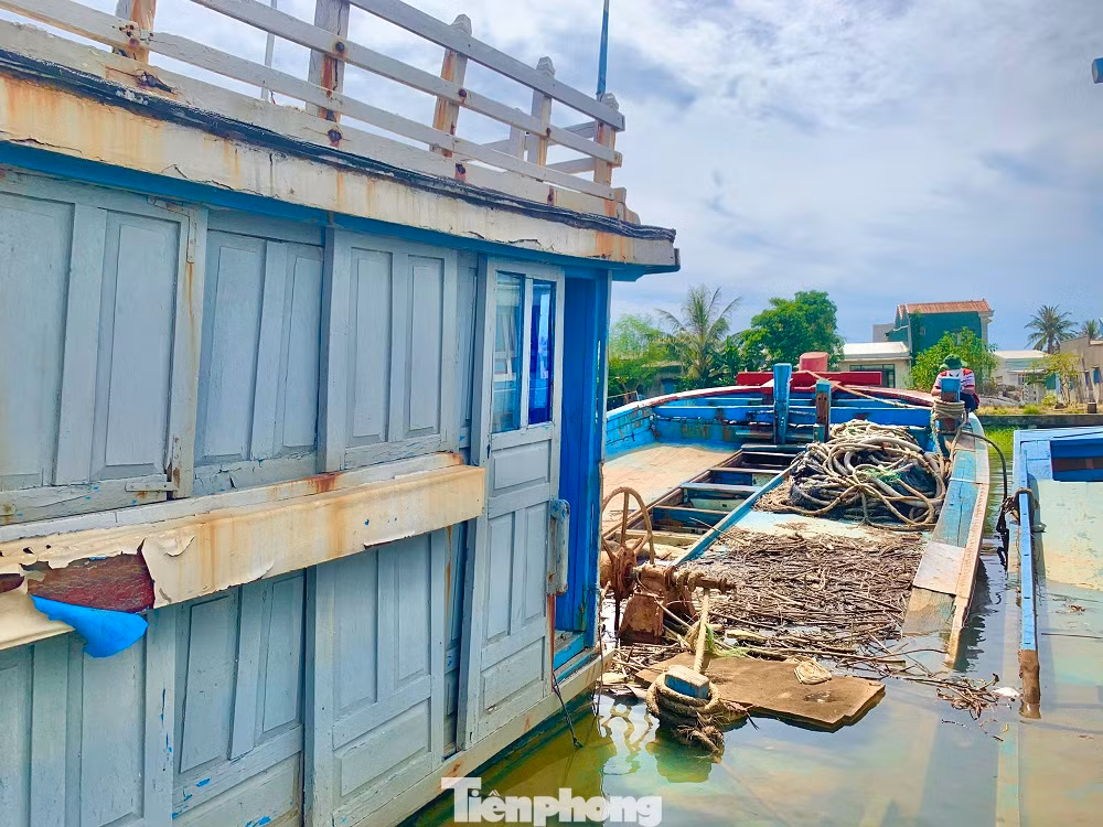Những con tàu "ẩn mình" dưới mặt nước vô tình trở thành cái “bẫy” đối với những tàu cá khác khi ra vào cửa sông Phú Thọ Những con tàu "ẩn mình" dưới mặt nước vô tình trở thành cái “bẫy” đối với những tàu cá khác khi ra vào cửa sông Phú Thọ